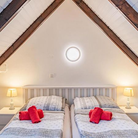 Cozy Apartment In Friedrichskoog With Kitchen Exteriör bild