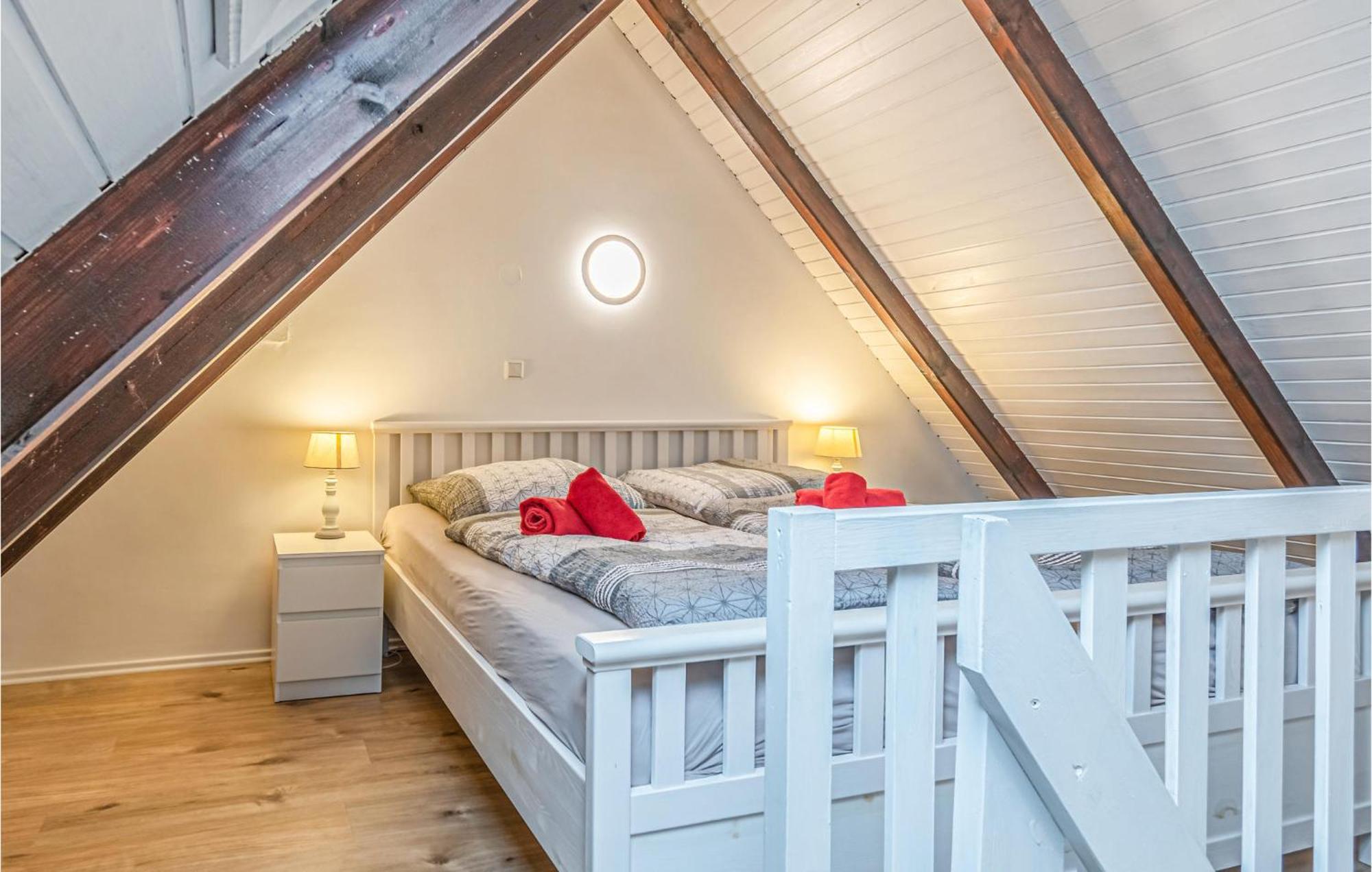 Cozy Apartment In Friedrichskoog With Kitchen Exteriör bild
